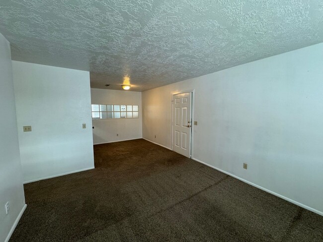 Building Photo - Available now! 2 bedroom 1 bath!