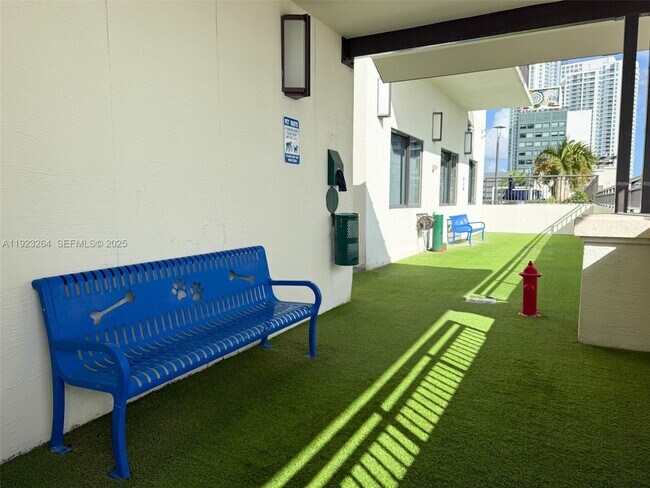 Building Photo - 999 SW 1st Ave