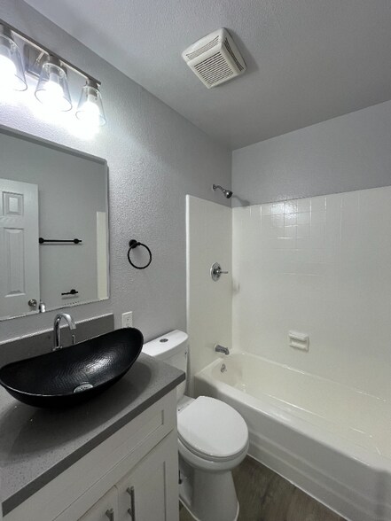 Building Photo - 1060 W 117th St