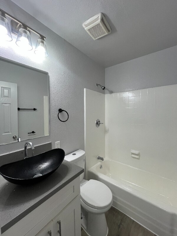 Building Photo - 1060 W 117th St