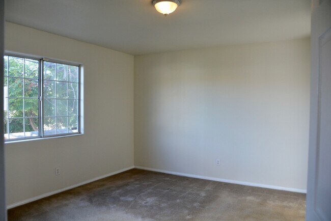 Building Photo - 548 N Windsor Blvd