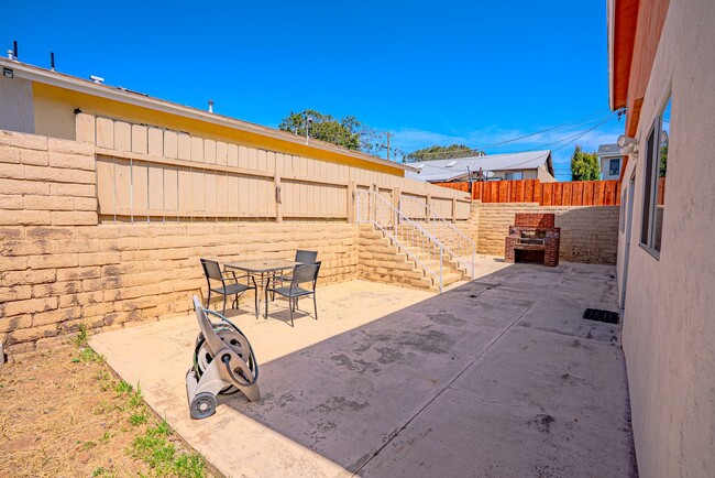 Building Photo - 4 Bedroom 3 bath house with 2 Car Garage
