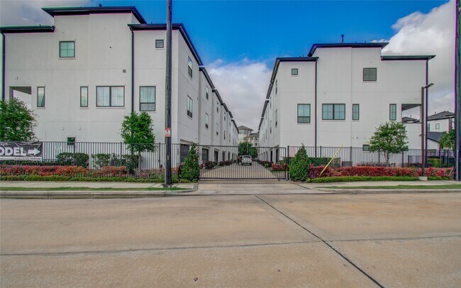 Building Photo - 2818 Grand Fountains Dr