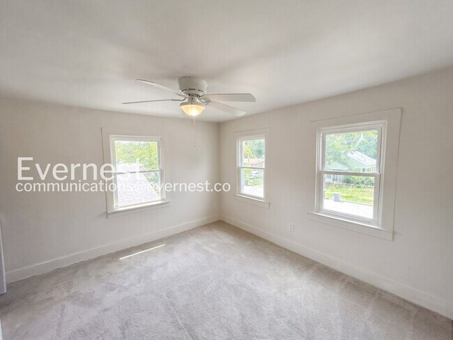 Building Photo - 3 Bed/1 Bath Home with Fenced Yard / Pet-Friendly / Available Soon!