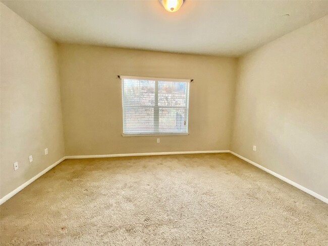 Building Photo - 516 E Slaughter Ln