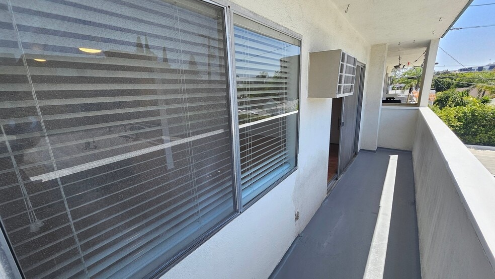 Building Photo - 1130 N Fuller Ave