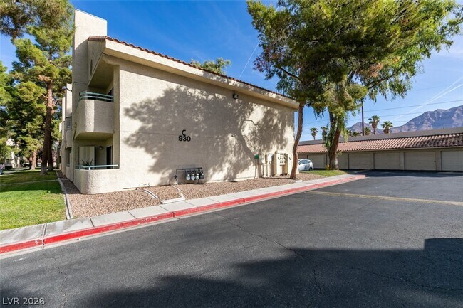 Building Photo - 930 N Sloan Ln