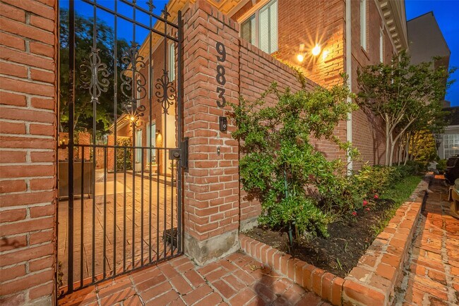 Building Photo - 983 S Post Oak Ln