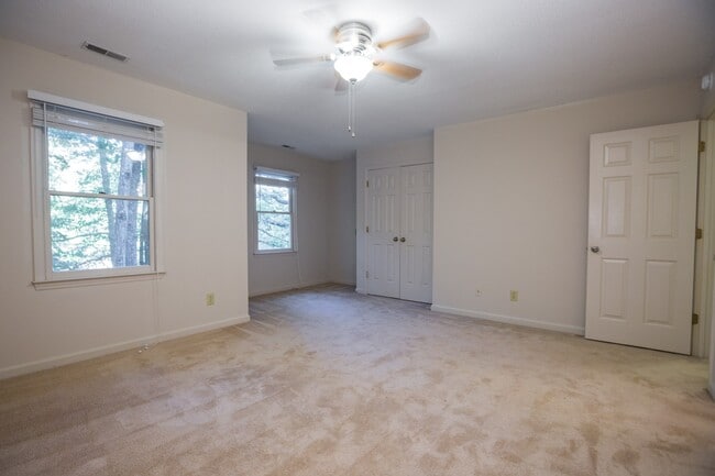 Building Photo - Available early July! Adorable 2 bed, 2.5 ...