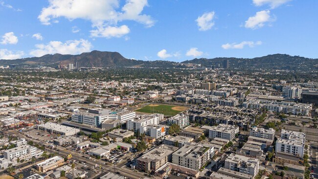 Building Photo - Amazing 2 Bed Condo in Noho!