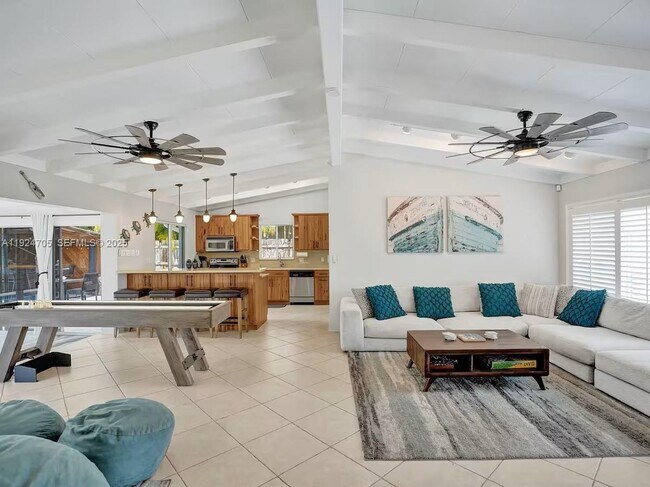 Building Photo - 2525 Gulfstream Ln