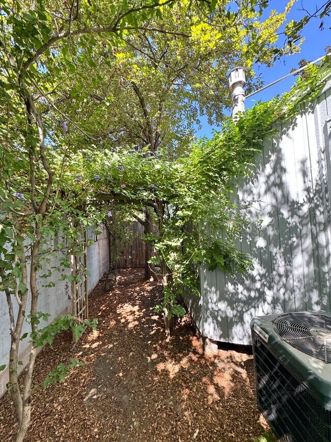 Building Photo - Two-Bedroom Townhouse in Sparks