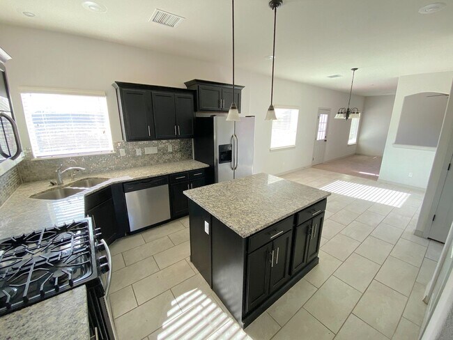 Building Photo - East El Paso 4 bed Refirg A/C