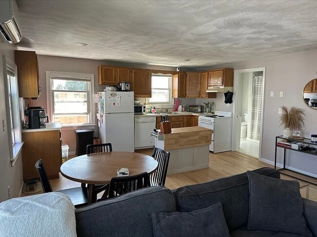 Building Photo - 314 E 8th St