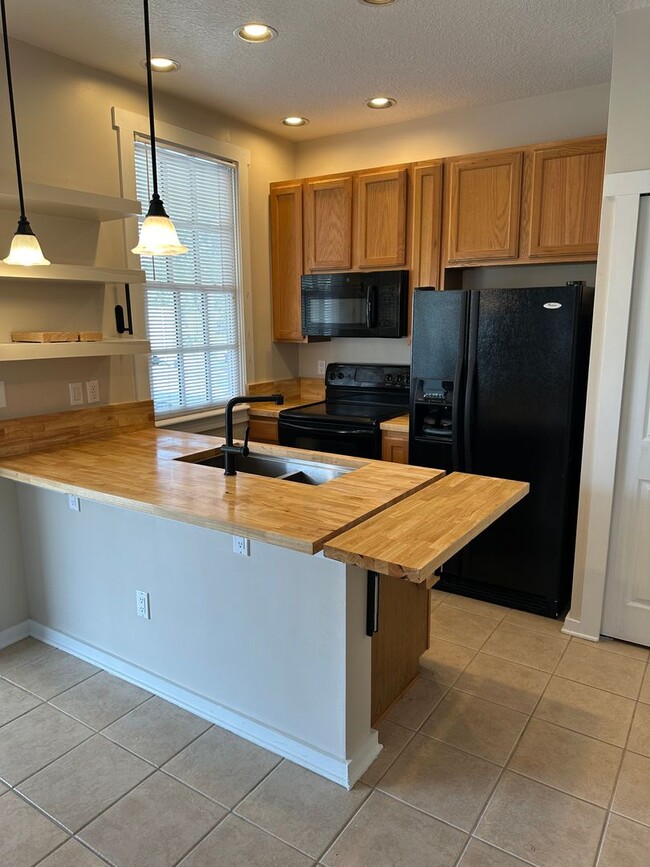 Building Photo - Amelia Island Awaits: Move-In-Ready One-Bedroom Oasis in Amelia Park, Fernandina Beach!