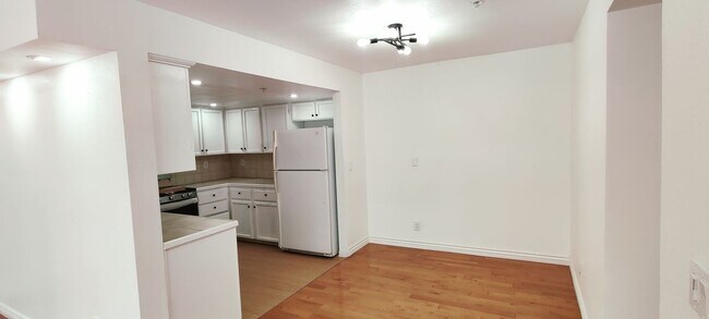 Building Photo - 108 W Maple St