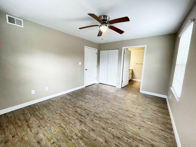 Building Photo - Silver Creek Apartments