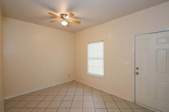 Building Photo - 1000 Ranchway Dr