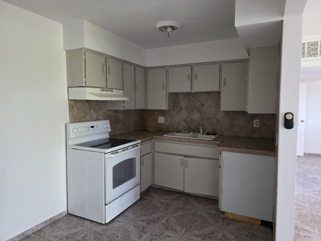 Building Photo - 575 S Royal Crest Cir