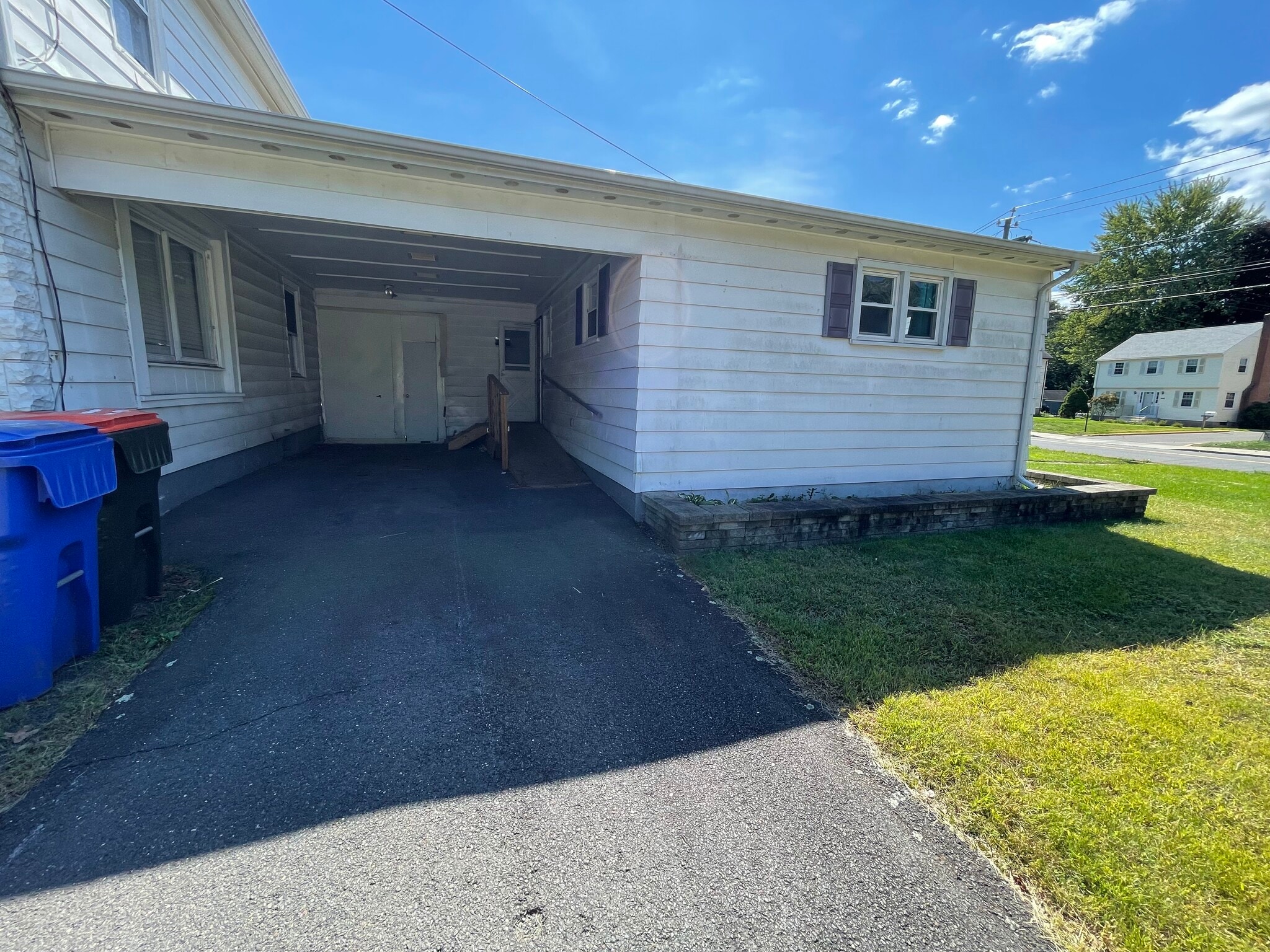 Personal carport - 227 Bristol St