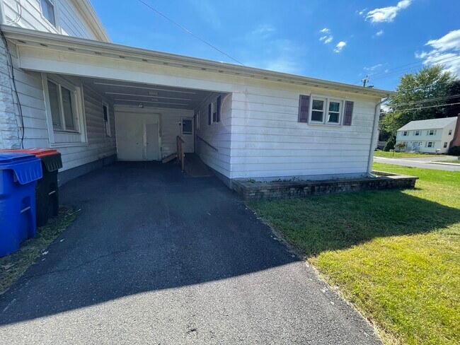 Personal carport - 227 Bristol St