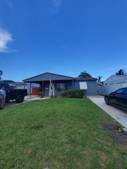 Building Photo - 5140 NE 3rd Ave