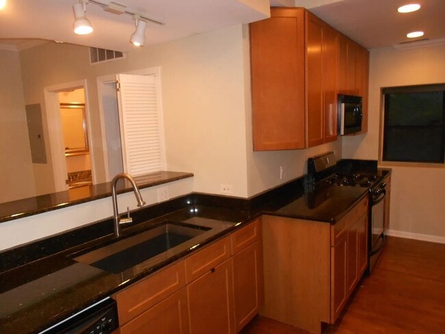Building Photo - Spacious Apartment in Chicago (Roger's Park)