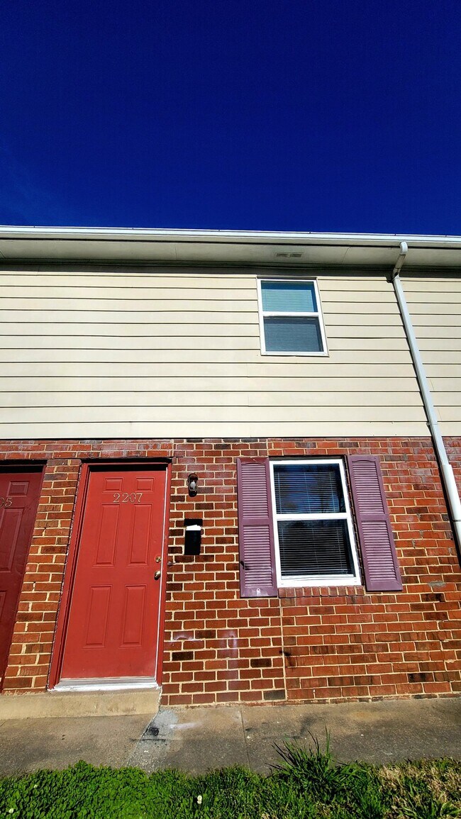 Building Photo - 2202 Williamsburg Rd