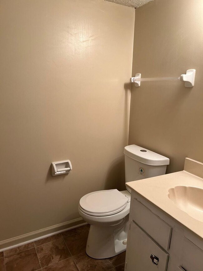 Building Photo - Available Now! Spacious 2 Bedroom Apartment!!