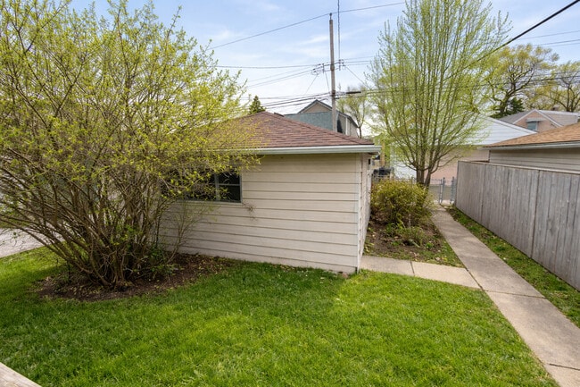 Building Photo - 5410 N Neenah Ave