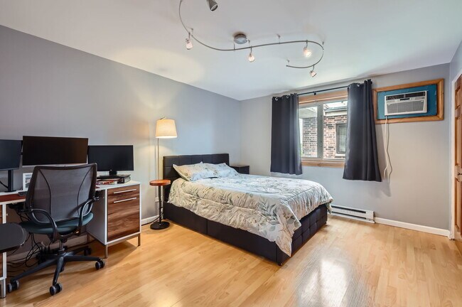 Building Photo - 953 N Rohlwing Rd