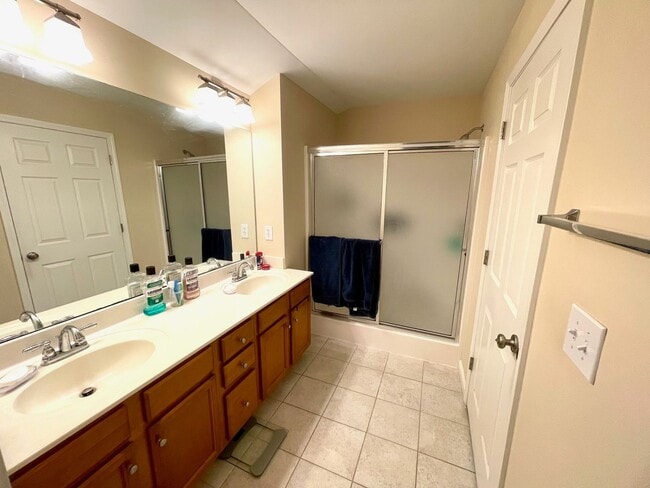 Building Photo - Clifton Heights Townhome!