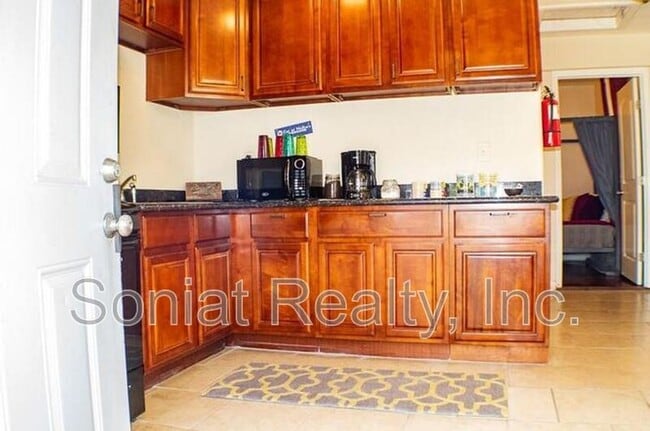 Building Photo - 1403 Port St