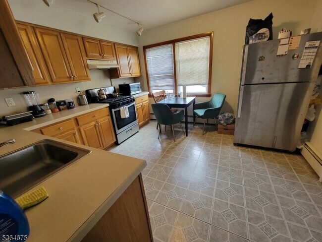 Building Photo - 555 Clifton Ave