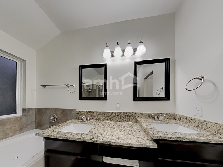 Building Photo - 2550 Riverway Dr