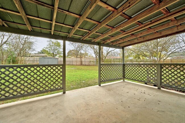 Building Photo - 703 Hyde Park Ct