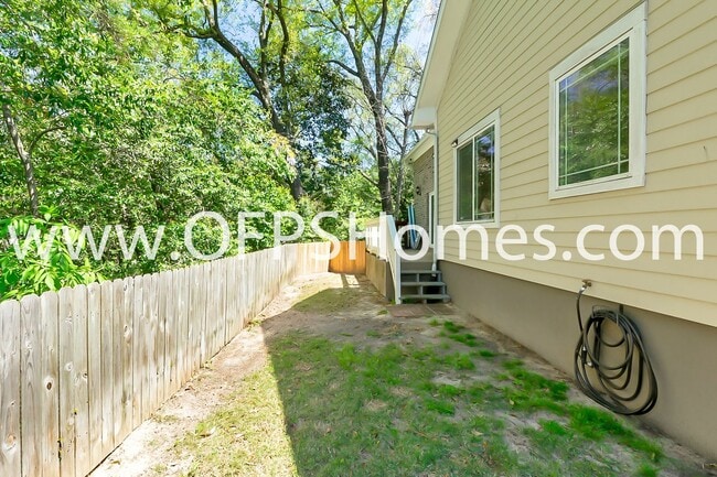 Building Photo - 712 Cypress Dr