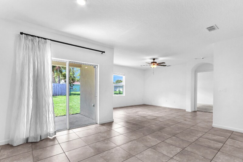 Building Photo - 2550 SE Rock Springs Dr