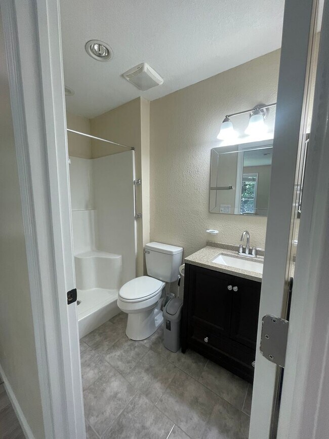 Building Photo - Walking Distance to the Parkway!