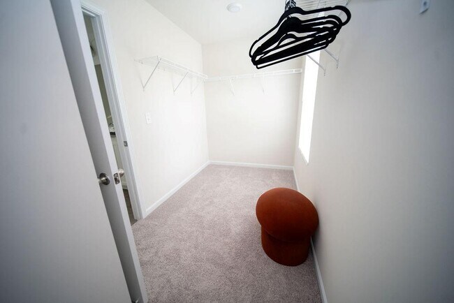 Building Photo - 585 River Gdns Dr