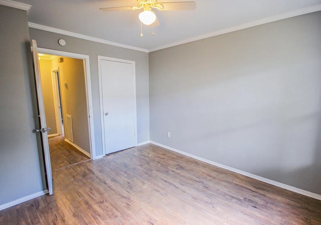 Building Photo - 2 Bed Apartment in Highland Park! Laundry ...