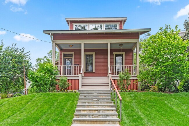 Building Photo - Spacious Kent Home | 6 Bed | 4 Bath | 4,000 Sf | Front Porch + Backyard | Detached 4-Car Garage