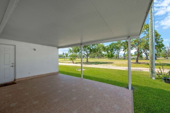 Building Photo - 2 BR, 2 BA Home in the Mainlands on the 18...
