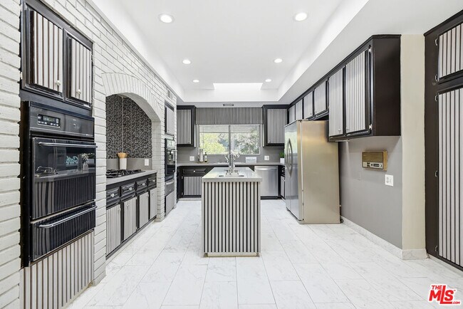 Building Photo - 11410 Canton Dr