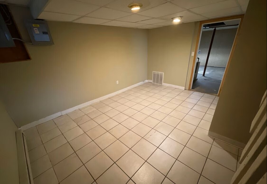 Building Photo - 1121 7th St SE