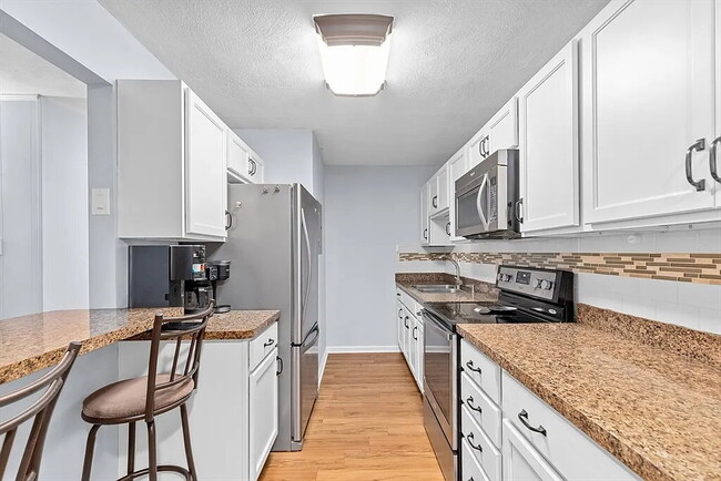 Building Photo - "Charming 1-Bedroom Retreat with Modern Co...