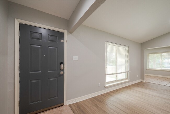 Building Photo - 10190 Dogwood Lp