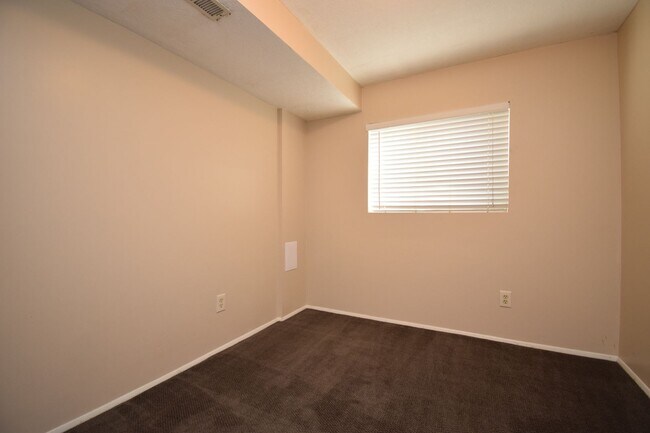 Building Photo - Spacious 5 Bed 2 Bath Home in West Jordan!