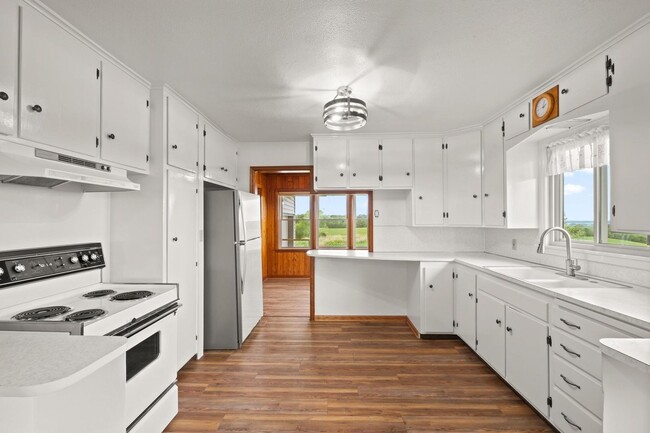 Building Photo - BEAUTIFUL remodeled home with your own vie...