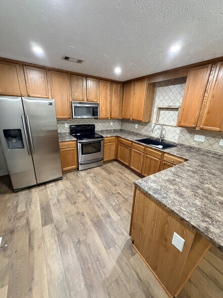 Building Photo - 37 Ridgeview Dr